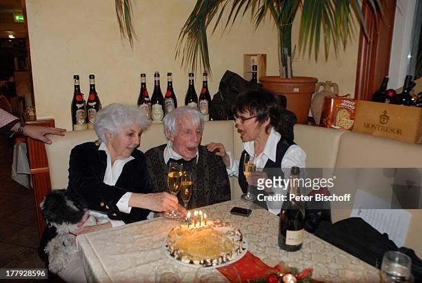 Johannes Heesters , Tochter Wiesje Herold-Heesters , Ehefrau Simone Rethel , Feier in den 107. Geburtstag von Johannes Heesters am 5.12.,...
