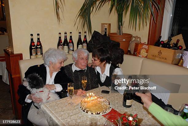 Johannes Heesters , Tochter Wiesje Herold-Heesters , Ehefrau Simone Rethel , Feier in den 107. Geburtstag von Johannes Heesters am 5.12.,...