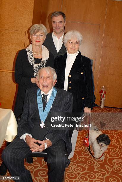 Johannes "Jopie" Heesters , Tochter Wiesje Herold-Heesters , Tochter Nicole Heesters , Enkel Johannes Fischer , private Geburtstagsfeier, 17. Stock...