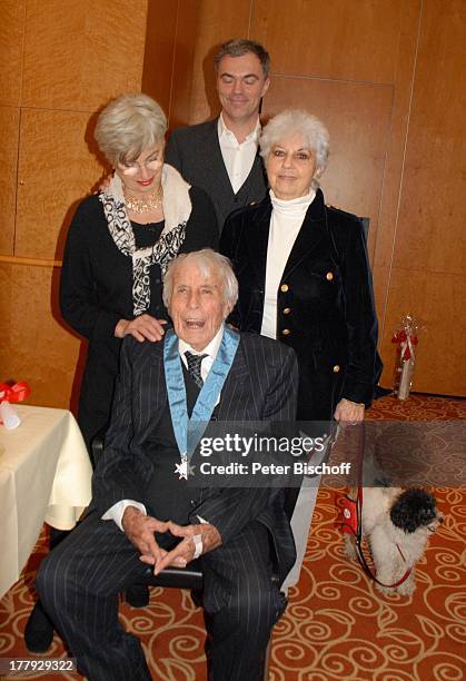 Johannes "Jopie" Heesters , Tochter Wiesje Herold-Heesters , Tochter Nicole Heesters , Enkel Johannes Fischer , private Geburtstagsfeier, 17. Stock...