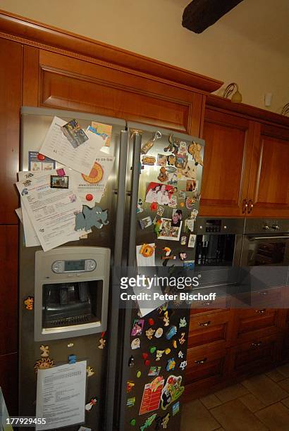 Kühlschrank mit Notizzetteln in Küche in Villa von Karel Gott, Homestory, Prag, Tschechien, Europa, Schlager-Sänger,