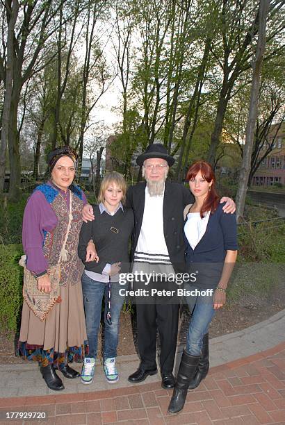 Sabine Schmidt-Kirchner , Ehemann Gernot Endemann , seine Tochter Marine Endemann , Tochter Alicia Endemann , vor Musical-Aufführung Tournee...