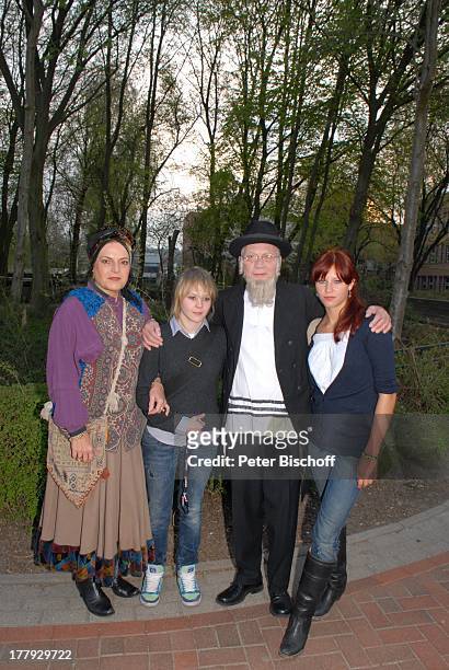 Sabine Schmidt-Kirchner , Ehemann Gernot Endemann , seine Tochter Marine Endemann , Tochter Alicia Endemann , vor Musical-Aufführung Tournee...