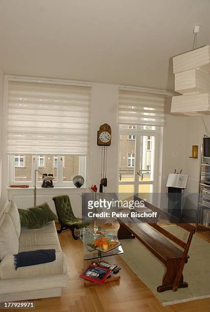 Wohnzimmer von Gunnar Möller, Ehefrau Christiane Hammacher, Homestory, Berlin, Deutschland, Europa, Ehemann, Sofa, Holz-Bank, Balkon, Pendel-Uhr,...