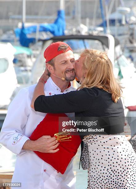 Andrea Kiewel küsst Andreas C.Studer , ZDF-Show "Die Frühlingsshow" , Yachthafen Marina Rubicn, Terrasse "Lanis Grill", Playa Blanca, Insel...