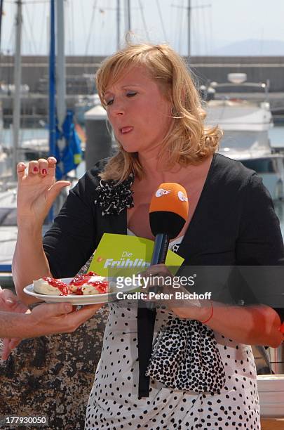 Andrea Kiewel probiert englische Nachspeise "Cobbler with Strawberries", ZDF-Show "Die Frühlingsshow" , Yachthafen Marina Rubicn, Terrasse "Lanis...
