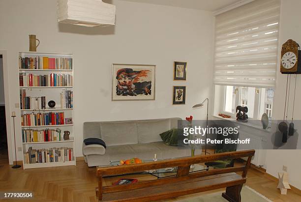 Wohnzimmer von Gunnar Möller, Ehefrau Christiane Hammacher, Homestory, Berlin, Deutschland, Europa, Ehemann, Sofa, Holz-Bank, Bücher-Regal,...