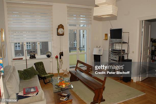 Wohnzimmer von Gunnar Möller, Ehefrau Christiane Hammacher, Homestory, Berlin, Deutschland, Europa, Ehemann, Sofa, Holz-Bank, HiFi-TV-Regal, Balkon,...