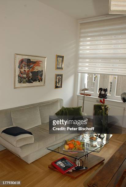 Wohnzimmer von Gunnar Möller, Ehefrau Christiane Hammacher, Homestory, Berlin, Deutschland, Europa, Ehemann, Sofa, Holz-Bank, Pendel-Uhr,...