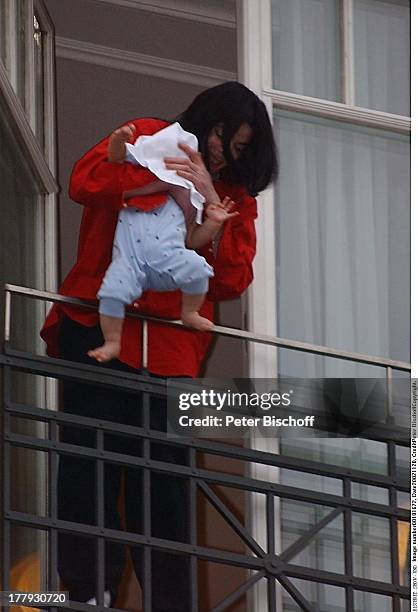 Michael Jackson, Baby Prince Michael II., vor Verleihung vom Ehren-"Bambi" für sein Lebenswerk, Balkon Hotelzimmer Hotel" Adlon" Berlin, Deutschland,...