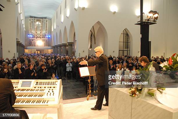 Heino , vo., re. Gitarrist Werner Hucks, Publikum, MDR-Aufzeichnung Abschlußkonzert der Kirchenkonzert-Tournee "Die Himmel rühmen" von Heino, St....