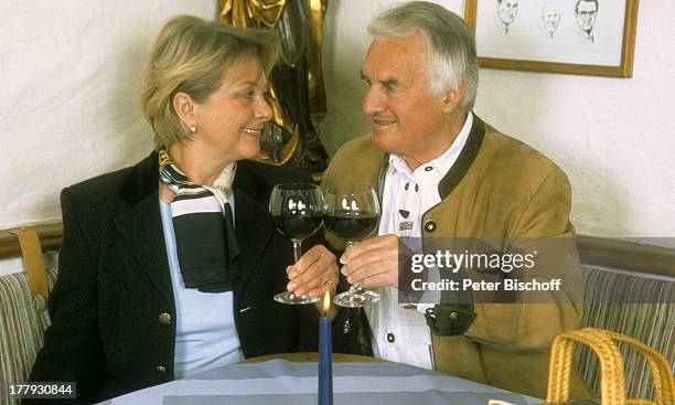 Hansl Krönauer, Ehefrau Sylvia, "Familientreffen", Benediktbeuren, Bayern , Deutschland, Weinglas, Wein, Glas, Kerze, Schal, Schmuck, Ohrring,...