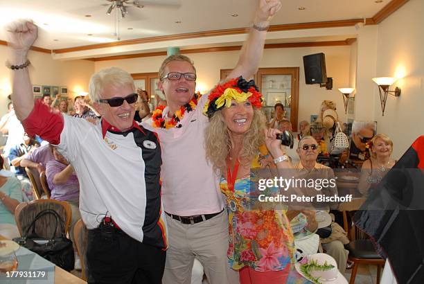 Heino , Judith Jupe , Marc Bator , Jubiläums-Gäste, Tor-Jubel bei Fußball-Weltmeisterschaft, Spiel "Deutschland gegen England", beim 14-jährigen...