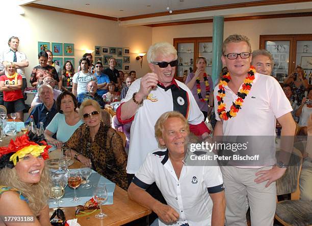 Heino , Ehefrau Hannelore Kramm , Judith Jupe , Ehemann Mel Jersey , Marc Bator , Jubiläums-Gäste, Tor-Jubel bei Fußball-Weltmeisterschaft, Spiel...