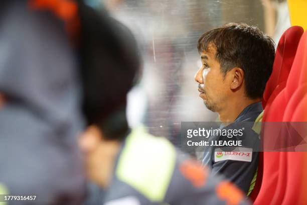 Head coach Katsumi Oenoki of Shimizu S-Pulse looks on during the J.League J1 second stage match between Shimizu S-Pulse and Vissel Kobe at IAI...