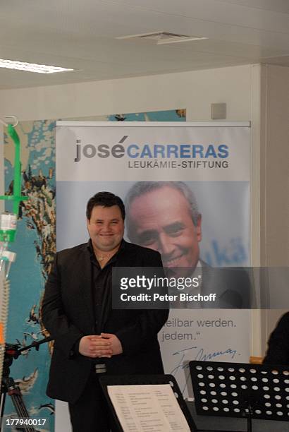 Alexander Herzog vor Plakat der "José Carreras-Leukämie-Stiftung", nach Gesangs-Auftritt von D e b o r a h S a s s o n und Gesangsgruppe "1 2 T e n o...