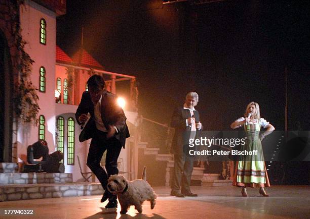 Florian Silbereisen mit West Highland-Terrier" "Winnie", von Marianne Hartl, und Ehemann Michael Hartl , Konzert Tournee "Das Frühlingsfest 2013",...