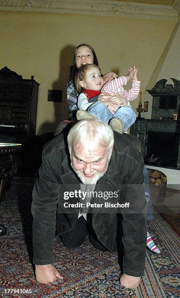 Gunther Emmerlich mit Enkelinnen Antonia Luisa , Eleonora Lucia Cecelia und Baby Ophelia-Julia Paola , Homestory, Villa, Dresden, Sachsen,...