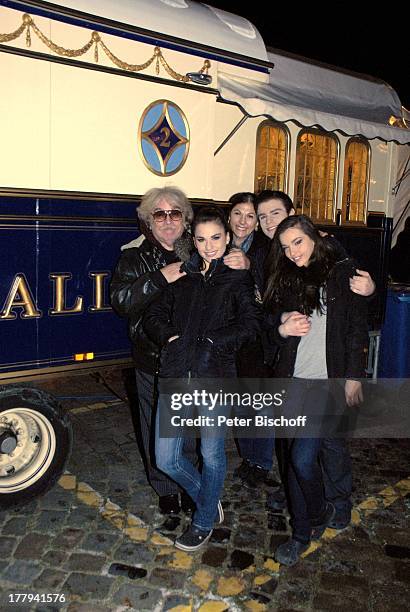 Bernhard Paul , Ehefrau Eliana Paul , Sohn Adrian, Töchter Vivien und Lilian Rose, Bremen, Deutschland, Europa, vor Wohnwagen, Homestory, Tochter,...