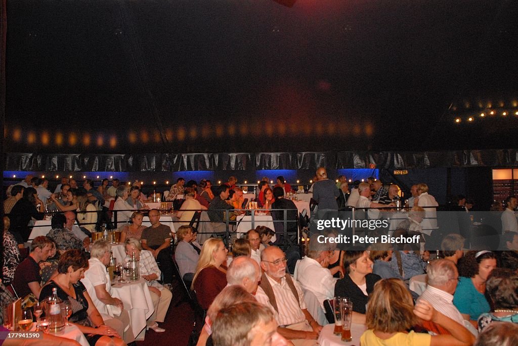 Publikum während Pause beim Konzert der Gesangsgruppe "12 Tenors