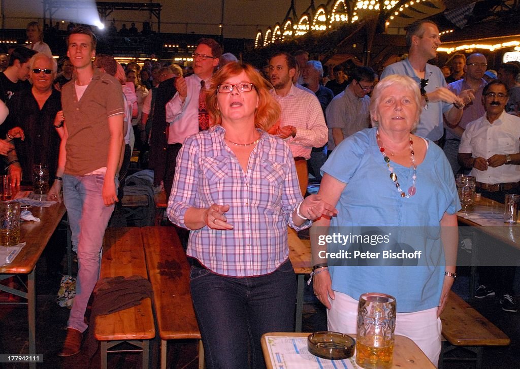 Jubelnde Fans von H e i n o, Konzert während "Mit freundlichen G