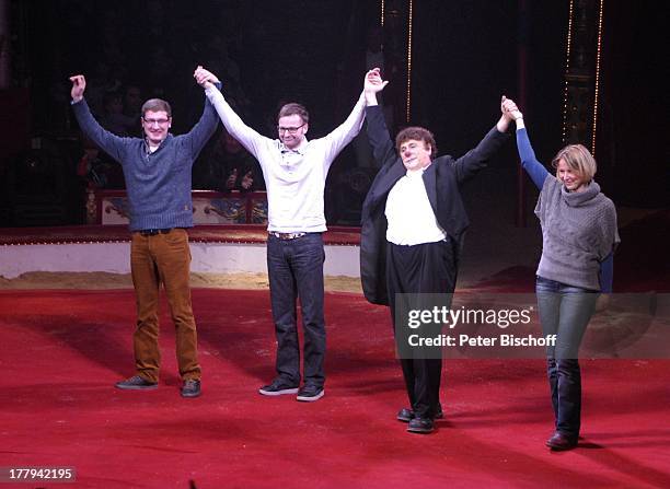 David Larible beim Sketch mit Zuschauern als Mitwirkende, Zirkus-Vorstellung vom "Circus Roncalli", Bremen, Deutschland, Europa, Manege, Zelt, Artist,