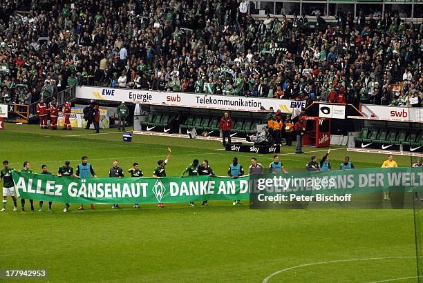 Fußballspieler Bundesliga-Mannschaft SV Werder Bremen mit Spruchband "Allez Gänsehaut - Danke an die geilsten Fans der Welt" als Dankeschön an ihre...