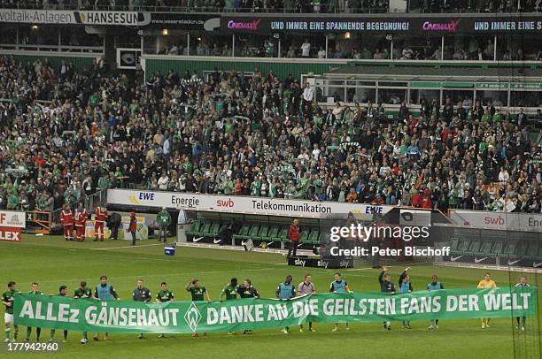 Fußballspieler Bundesliga-Mannschaft SV Werder Bremen mit Spruchband "Allez Gänsehaut - Danke an die geilsten Fans der Welt" als Dankeschön an ihre...