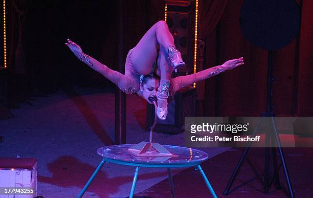 Akrobatin, Zirkus-Vorstellung vom "Circus Roncalli", Bürgerweide, Bremen, Deutschland, Europa, Manage, Sportakrobatik, Kopfstand, Artistin,