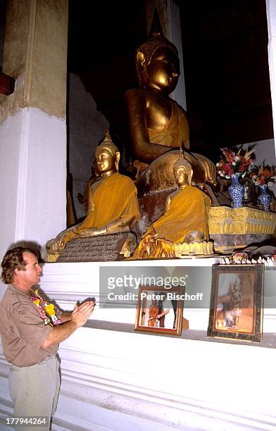 Fritz Wepper , Besichtigung, Tempel "Wat-Arun", Bangkok, Thailand, Asien, Buddha, beten, Urlaub, Schauspieler,
