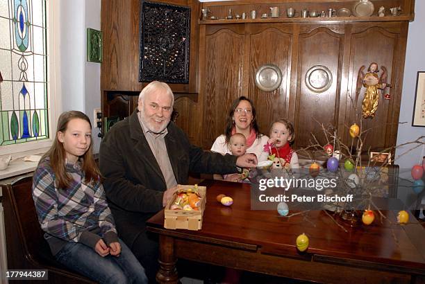 Gunther Emmerlich mit Adoptiv-Tochter Karoline Simang und Töchtern Antonia Luisa , Eleonora Lucia Cecelia und Baby Ophelia-Julia Paola , Homestory,...