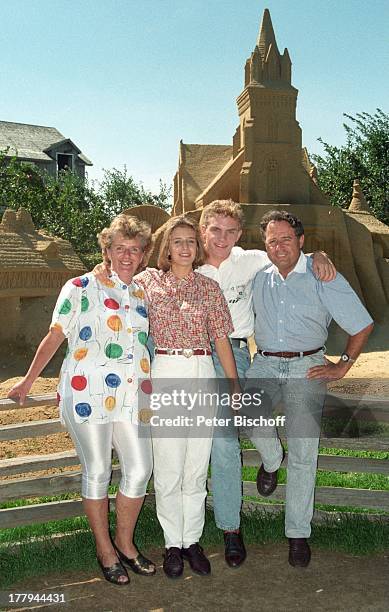 Stefan Mross , Freundin Stefanie Hertel und Eltern Elisabeth und Eberhard Hertel, privat am Rande der ZDF-Show "Lustige Musikanten", Frankenmuth,...