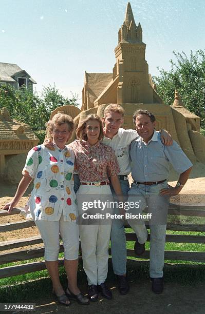 Stefan Mross , Freundin Stefanie Hertel und Eltern Elisabeth und Eberhard Hertel, privat am Rande der ZDF-Show "Lustige Musikanten", Frankenmuth,...