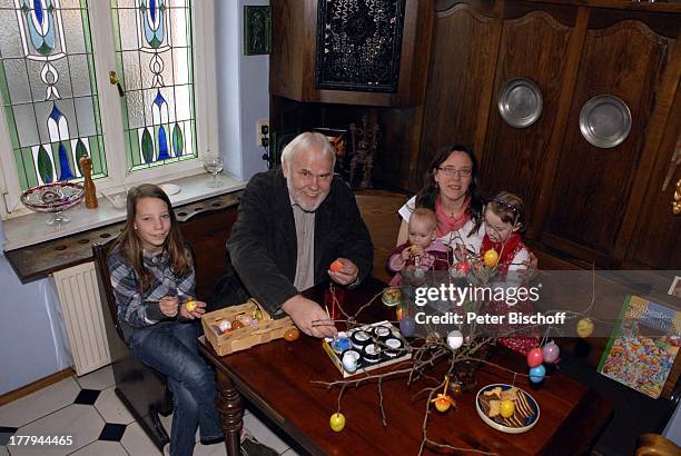 Gunther Emmerlich mit Adoptiv-Tochter Karoline Simang und Töchtern Antonia Luisa , Eleonora Lucia Cecelia und Baby Ophelia-Julia Paola , Homestory,...