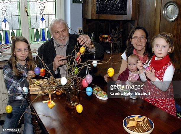 Gunther Emmerlich mit Adoptiv-Tochter Karoline Simang und Töchtern Antonia Luisa , Eleonora Lucia Cecelia und Baby Ophelia-Julia Paola , Homestory,...