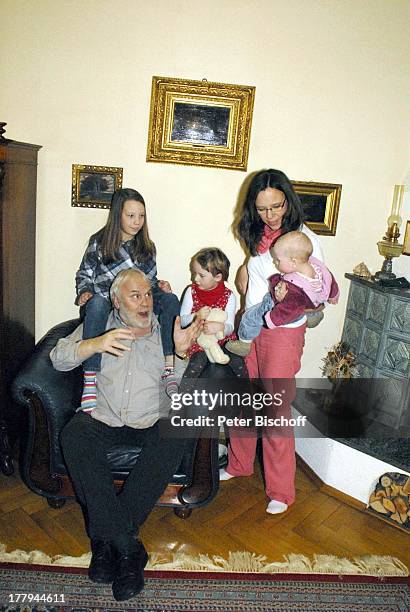 Gunther Emmerlich mit Adoptiv-Tochter Karoline Simang und Töchtern Antonia Luisa , Eleonora Lucia Cecelia und Baby Ophelia-Julia Paola , Homestory,...