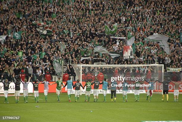 Fußballspieler Bundesliga-Mannschaft SV Werder Bremen verbeugen sich als Dankeschön an ihre Fans nach Abpfiff Bundesliga-Fußballspiel "SV Werder...