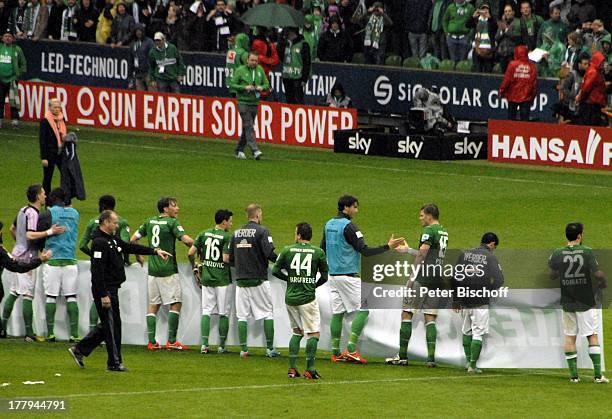 Fußballspieler Bundesliga-Mannschaft SV Werder Bremen mit Spruchband "Allez Gänsehaut - Danke an die geilsten Fans der Welt" als Dankeschön an ihre...