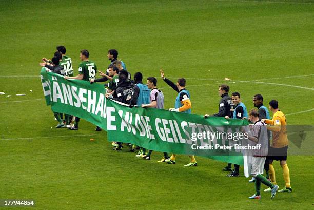 Fußballspieler Bundesliga-Mannschaft SV Werder Bremen mit Spruchband "Allez Gänsehaut - Danke an die geilsten Fans der Welt" als Dankeschön an ihre...