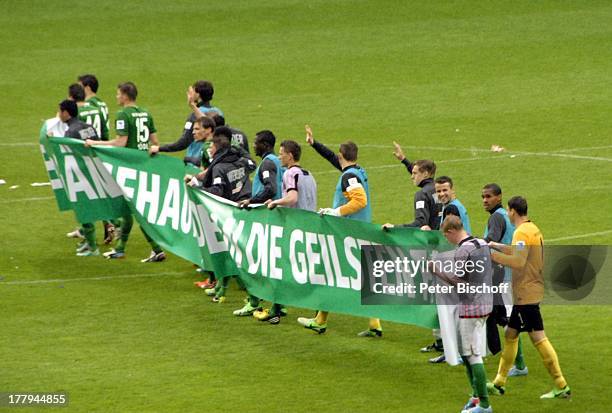 Fußballspieler Bundesliga-Mannschaft SV Werder Bremen mit Spruchband "Allez Gänsehaut - Danke an die geilsten Fans der Welt" als Dankeschön an ihre...