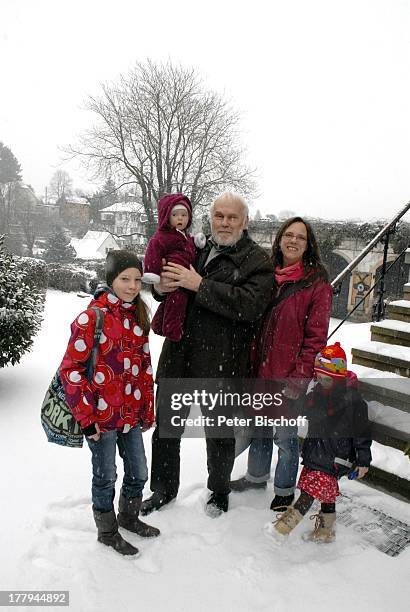 Gunther Emmerlich mit Adoptiv-Tochter Karoline Simang und Töchtern Antonia Luisa , Eleonora Lucia Cecelia und Baby Ophelia-Julia Paola , Homestory,...