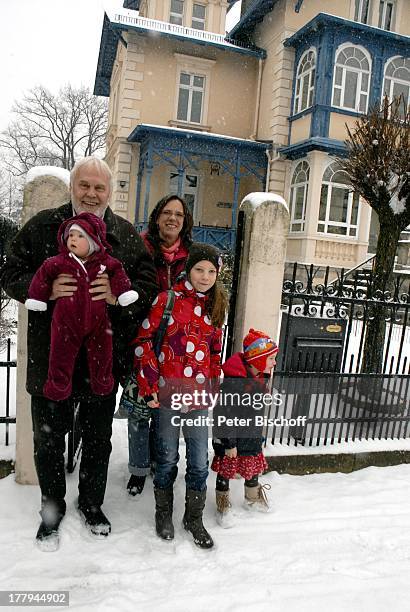 Gunther Emmerlich mit Adoptiv-Tochter Karoline Simang und Töchtern Antonia Luisa , Eleonora Lucia Cecelia und Baby Ophelia-Julia Paola , Homestory,...