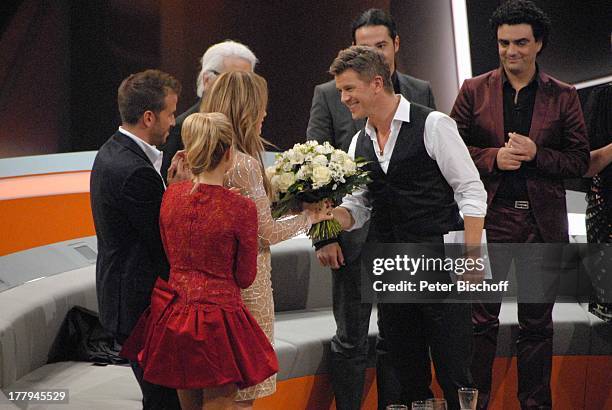 Jennifer Lopez , bekommt Blumenstrauß von Markus Lanz , v.li.: Sylvie van der Vaart, dahinter Ehemann Rafael van der Vaart , Rolando Vilazon , ,...