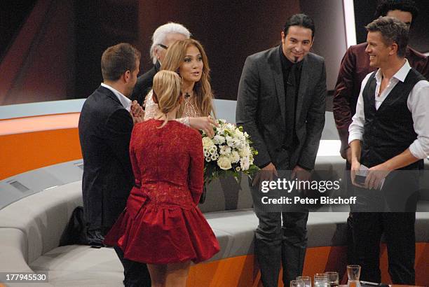 Jennifer Lopez , Markus Lanz , v.li.: Sylvie van der Vaart, dahinter Ehemann Rafael van der Vaart , Bülent Ceylan , , ZDF-Show "Wetten, dass; ?" ,...