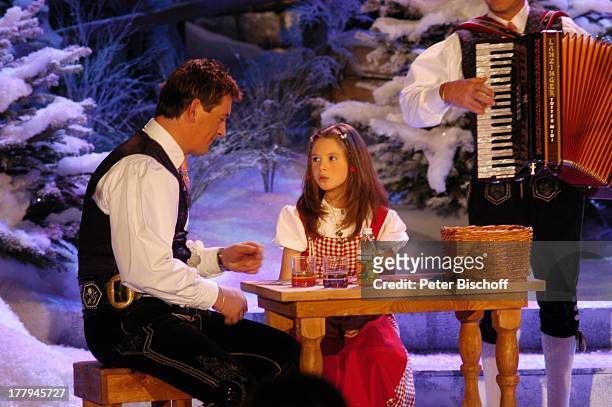 Joakin Stuffer , Tochter Nicole , im Hintergrund: Akkordeonspieler der Gruppe "Die Ladiner", ARD-Musikshow "Das Adventsfest der Volksmusik",...