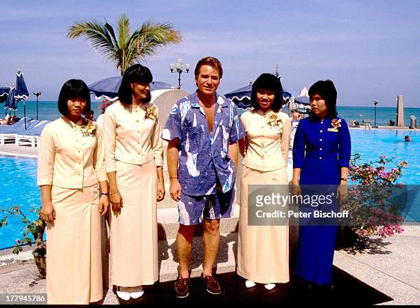 Fritz Wepper, Thai-Mädchen , am Swimming-Pool "Royal-Wing-Hotel", Pattaya, Thailand, Asien, Urlaub, Schauspieler,