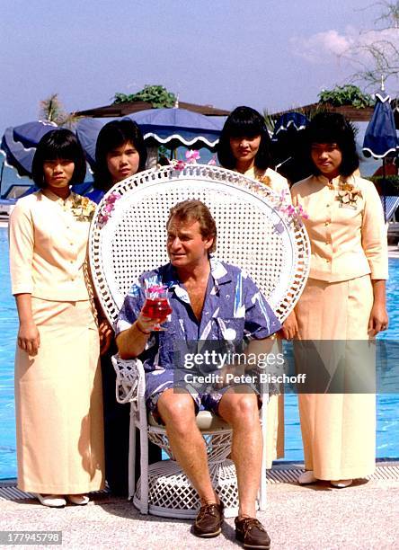 Fritz Wepper , Thai-Mädchen , am Swimming-Pool "Royal-Wing-Hotel", Pattaya, Thailand, Asien, Urlaub, Schauspieler,