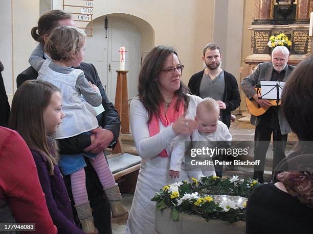 Gunther Emmerlich , Adoptiv-Tochter Karoline Simang bei Taufe von Baby Ophelia-Julia Paola , Enkelin Antonia Luisa , Enkelin Eleonora Lucia Cecelia ,...