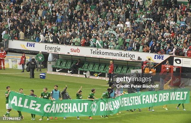 Fußballspieler Bundesliga-Mannschaft SV Werder Bremen mit Spruchband "Allez Gänsehaut - Danke an die geilsten Fans der Welt" als Dankeschön an ihre...