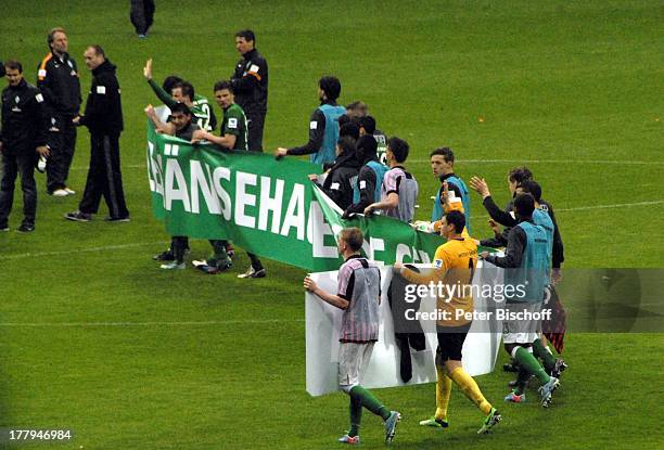 Fußballspieler Bundesliga-Mannschaft SV Werder Bremen mit Spruchband "Allez Gänsehaut - Danke an die geilsten Fans der Welt" als Dankeschön an ihre...